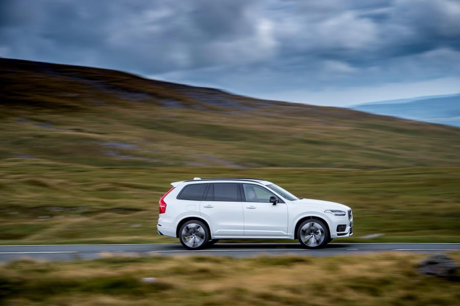  Volvo XC90 T8 Twin Engine R-Design 2019 года  (UK) (фото 31 из 40)